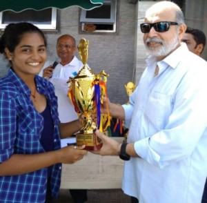 Arya receiving her trophy