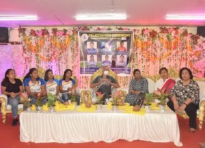 Members of the Indian women's hockey team along with former hockey players and Leroy D’sa (centre), former international badminton player during the felicitation programme held in Mumbai recently. 