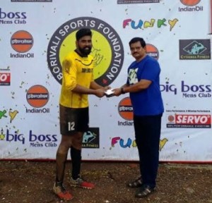 Maryland United goalkeeper karthik Puthran (left) receives the ‘Big Boss Player of the Match’ award from a football promoter and Borivali Sports Foundation member. 