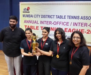 RBI Women pose with Rizwan Amlani of NSCI after receiving their trophy.