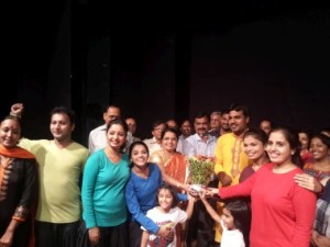 Manjul Bharadwaj poses with his artistes and special invitees after the 'Garbh' show